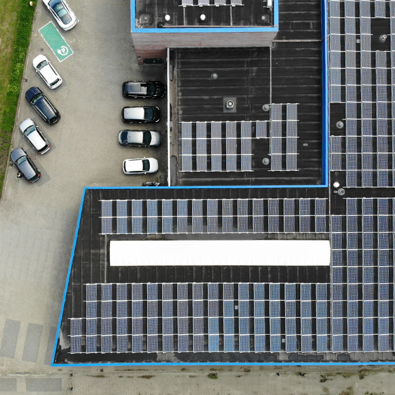 Contict pand dak met zonnepanelen